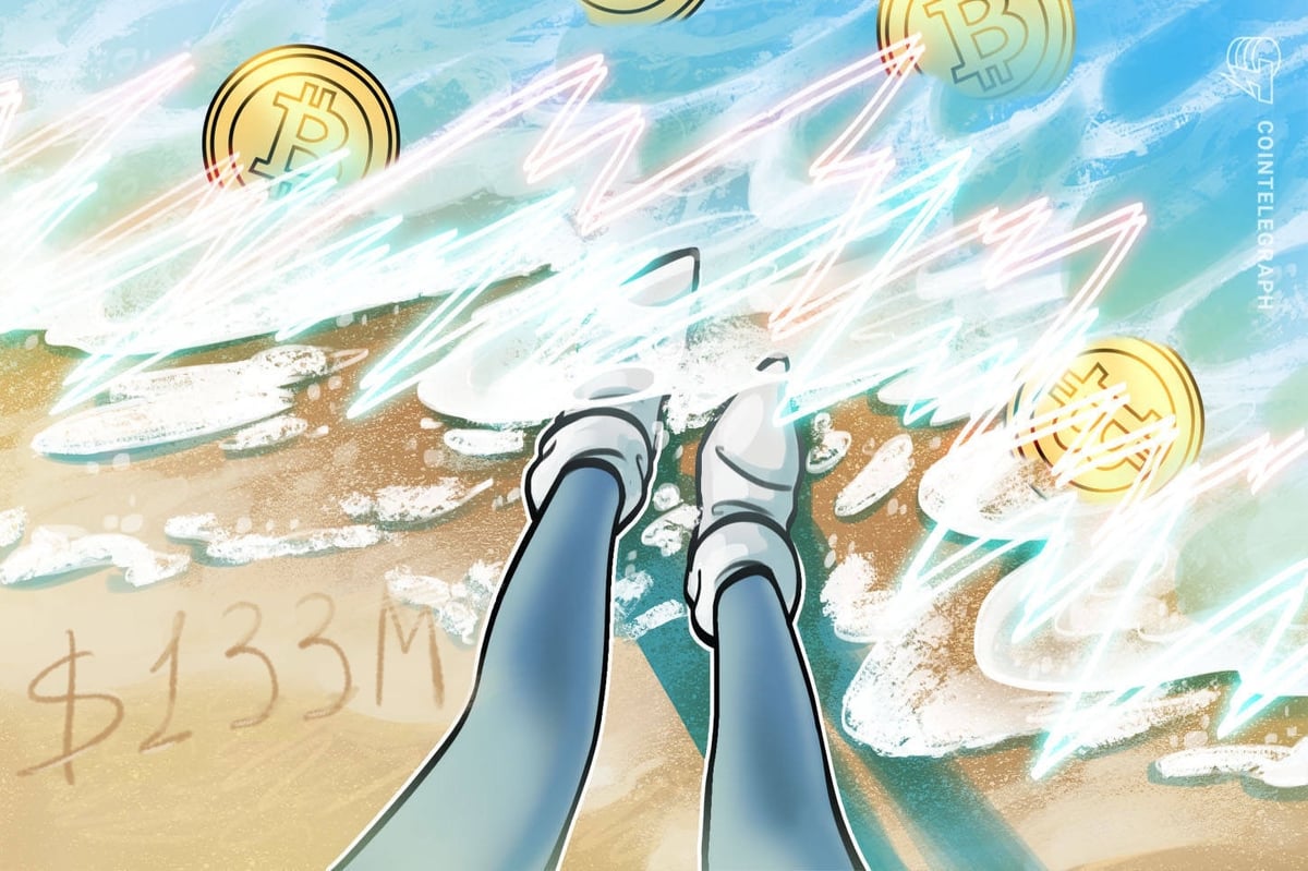 Bitcoin ETFs Extend Losses as Solana Funds Keep Ground